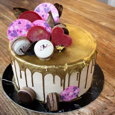 Drip cake de chocolate dorado